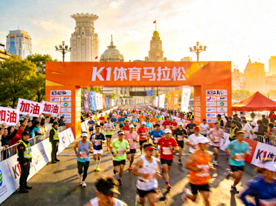 华体汇策划的大型城市马拉松赛事活动现场，人群涌动